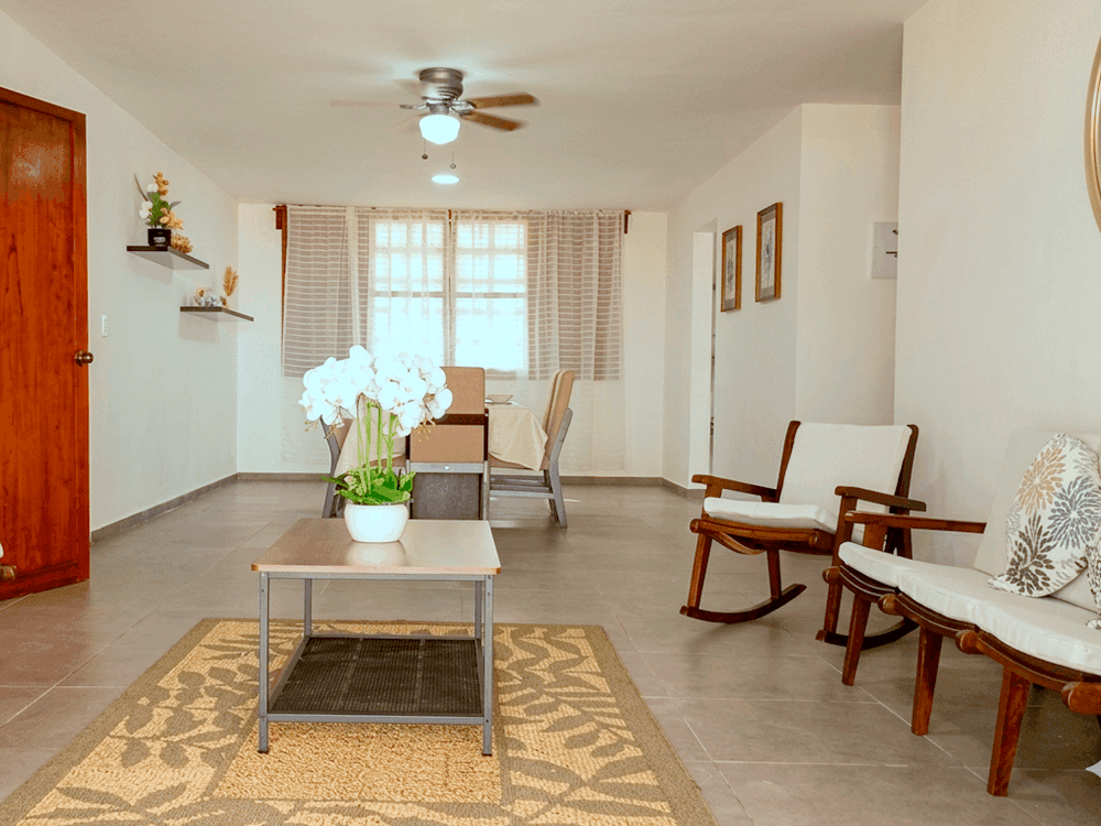 Interior de casa en renta con estancia y comedor amplios para grupos y familias, renta, alquiler, casa en renta, renta para vacaciones, casa en renta para vacaciones, casa para vacacionar, casa en la playa de veracruz